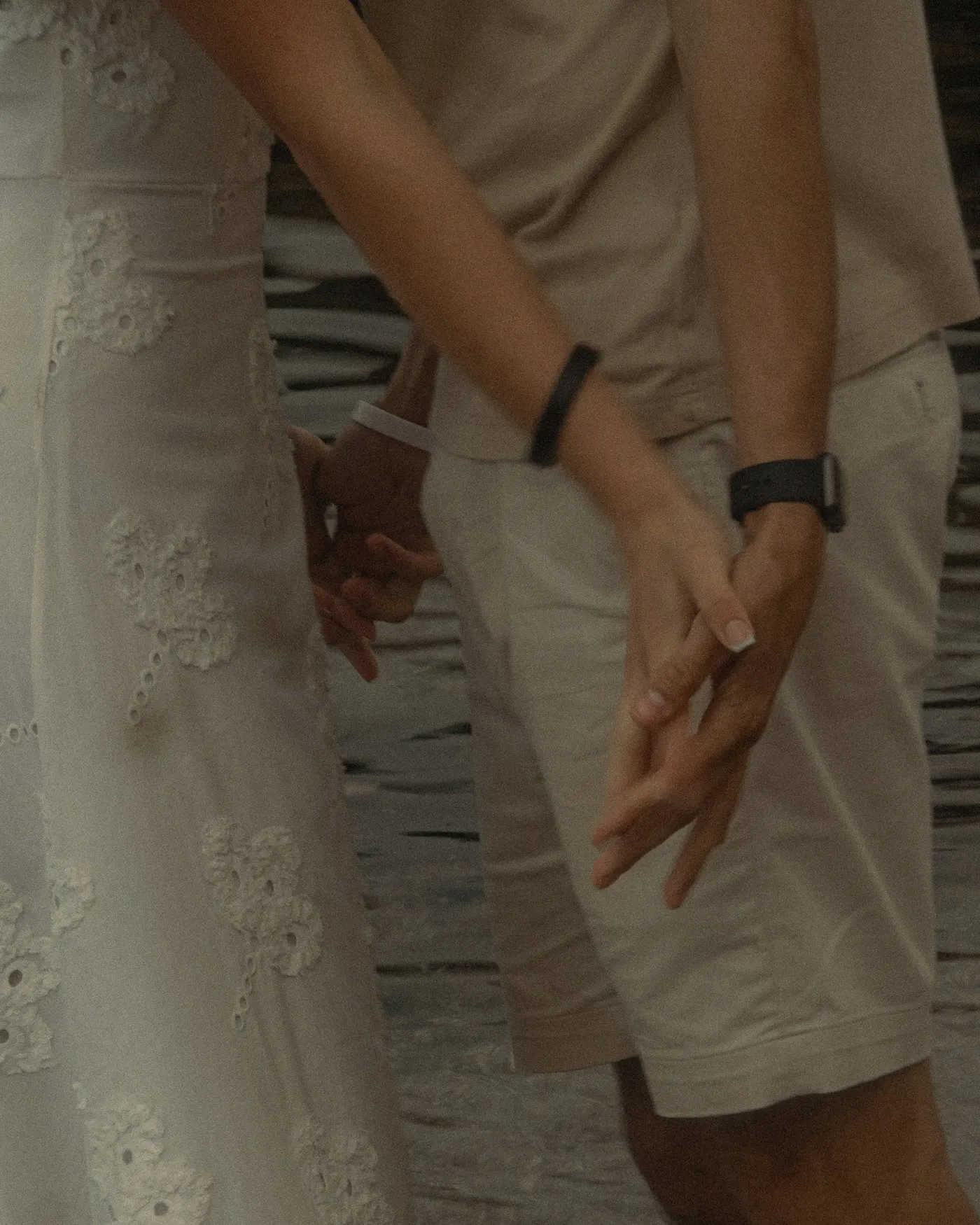 Brautpaar hält Händchen bei einer Hochzeit